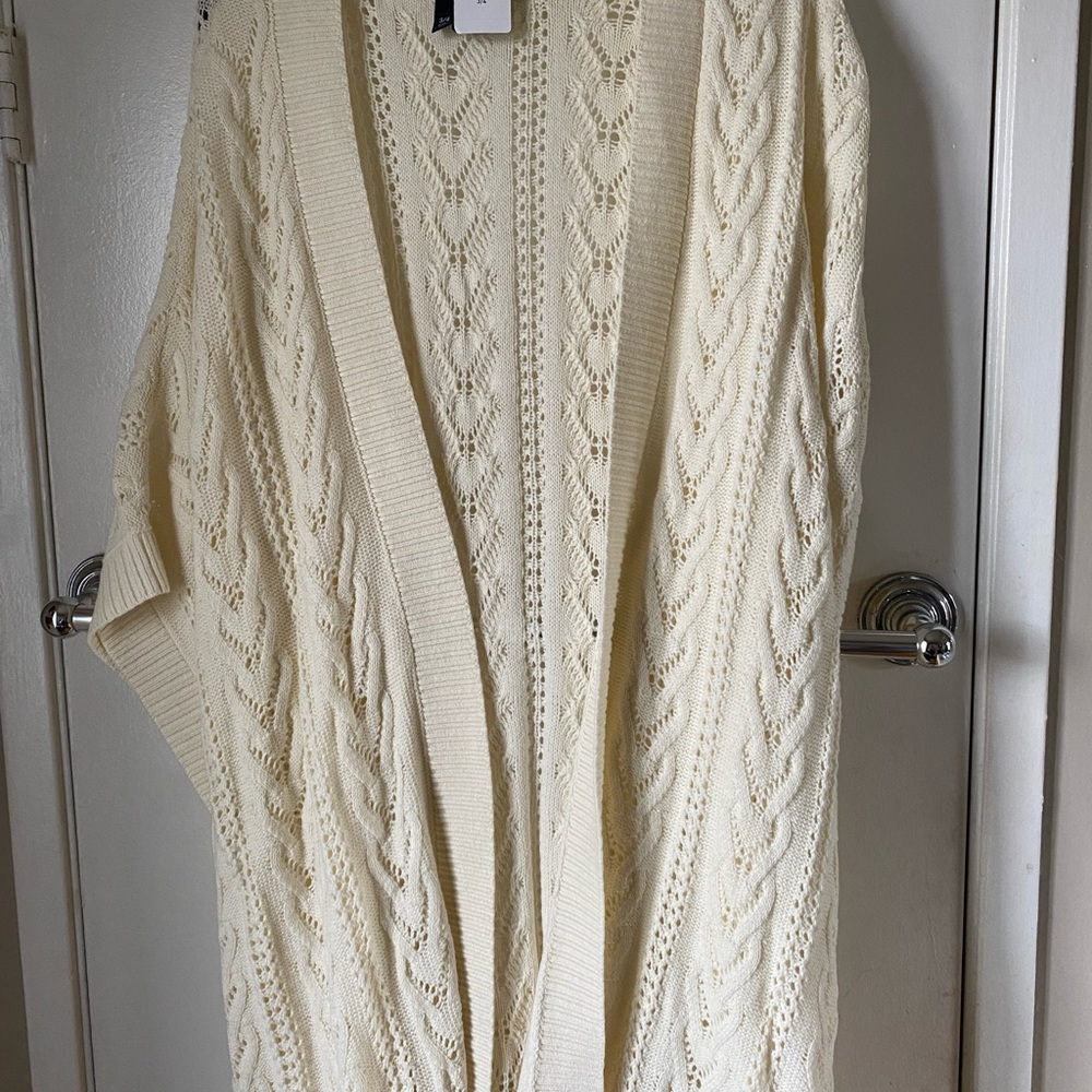 NWT Cream belted dolman vest. 60%cotton 40% Acrylic. I’m 5’6 fits below butt.